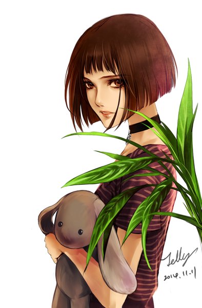 Anime picture 1123x1709 with leon (movie) mathilda lando natalie portman ziyeqiongtu single tall image looking at viewer fringe short hair open mouth simple background brown hair standing white background holding brown eyes signed lips bob cut girl