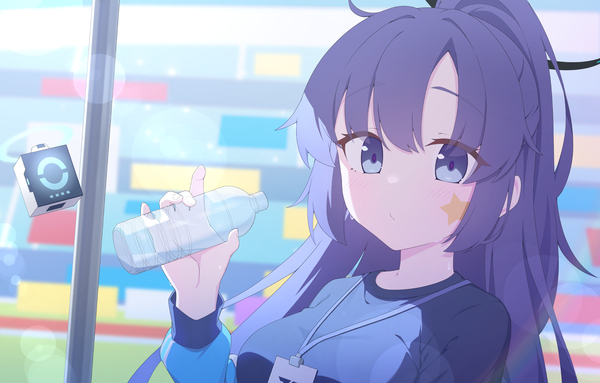 Anime picture 1920x1225 with blue archive yuuka (blue archive) yuuka (gym uniform) (blue archive) quarterlift single long hair looking at viewer highres blue eyes purple hair upper body ponytail official alternate costume girl bottle water bottle