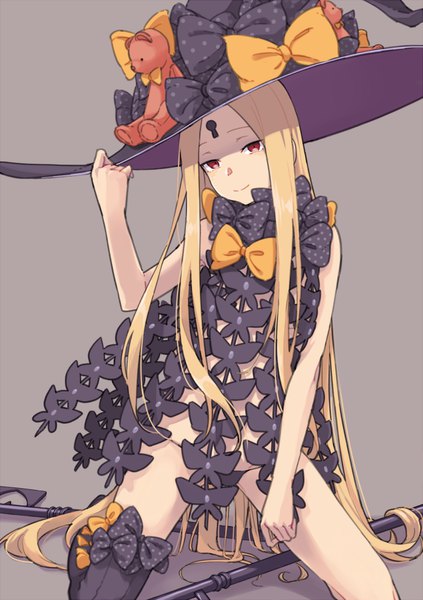 Anime picture 1057x1500 with fate (series) fate/grand order abigail williams (fate) abigail williams (second ascension) (fate) ichiroku (sakumogu-029) single tall image looking at viewer light erotic simple background blonde hair smile red eyes very long hair grey background kneeling shaded face adjusting hat girl thighhighs
