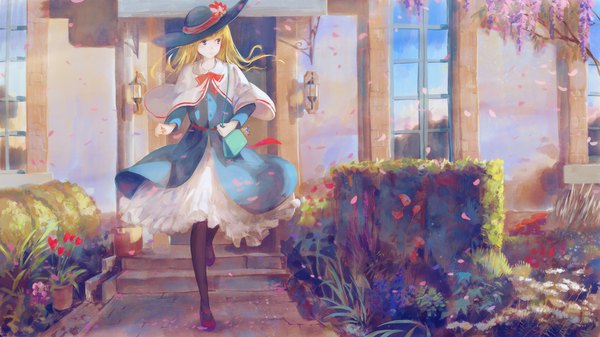 イラスト 1920x1080 と 東方 アリス・マーガトロイド 上海人形 蓬莱 JQ3C273！ ソロ 長髪 赤面 前髪 highres 青い目 笑顔 wide image 立つ looking away 全身 outdoors blunt bangs long sleeves 風