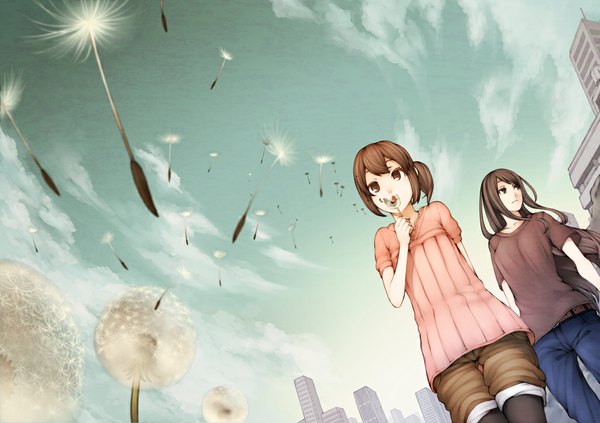 Anime picture 1024x723 with original zenmaibukku long hair short hair black hair brown hair multiple girls brown eyes looking away sky cloud (clouds) black eyes city girl 2 girls shorts building (buildings) t-shirt dandelion