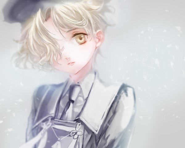 Anime-Bild 1000x800 mit touken ranbu nitroplus gokotai yamakawa umi single looking at viewer fringe short hair simple background blonde hair brown eyes parted lips hair over one eye grey background boy necktie peaked cap