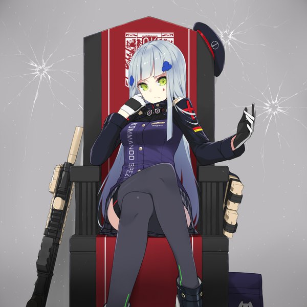 イラスト 1000x1000 と ドールズフロントライン hk416 (girls frontline) fhang ソロ 長髪 カメラ目線 前髪 おっぱい simple background 座る 緑の目 銀髪 blunt bangs long sleeves arm support 絶対領域 足を組む facial mark clothes writing hat removed