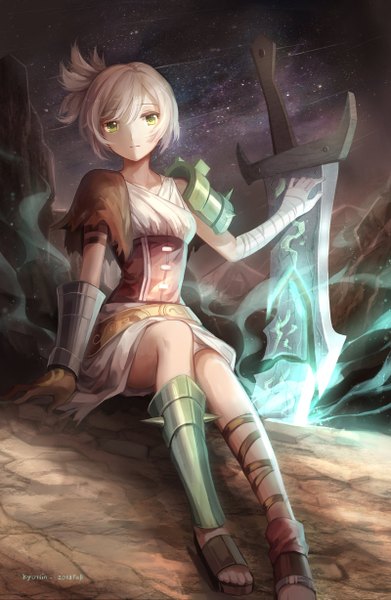 Anime-Bild 800x1227 mit league of legends riven (league of legends) kyurin (sunnydelight) single tall image short hair green eyes white hair ponytail night night sky legs torn clothes magic side ponytail meteor rain girl weapon armor star (stars)