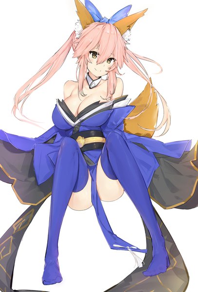 イラスト 1600x2357 と Fateシリーズ fate/extra tamamo (fate) (all) キャス狐 silver (chenwen) ソロ 長髪 長身像 カメラ目線 前髪 おっぱい light erotic simple background 笑顔 hair between eyes 大きな乳房 白背景 座る ツインテール 肩出し