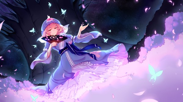 Аниме картинка 3000x1687 с touhou сайгёдзи ююко wukloo один (одна) смотрит на зрителя высокое разрешение короткие волосы красные глаза широкое изображение розовые волосы девушка платье растение (растения) лепестки дерево (деревья) чепчик веер