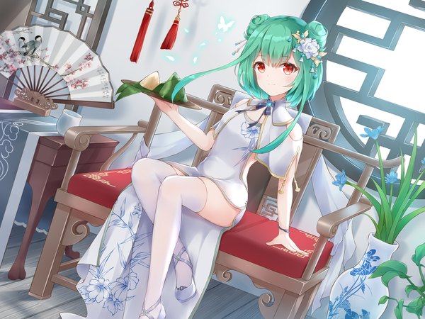 Anime picture 1440x1080 with virtual youtuber hololive uruha rushia kebin no shio amaou single looking at viewer short hair red eyes indoors traditional clothes green hair arm support hair bun (hair buns) floral print chinese clothes animal print architecture east asian architecture bird print girl