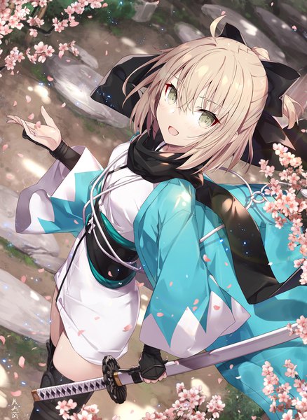 Anime picture 1096x1500 with fate (series) fate/grand order okita souji (fate) (all) okita souji (koha-ace) gabiran single tall image looking at viewer fringe short hair open mouth blonde hair hair between eyes standing holding green eyes ahoge outdoors traditional clothes :d
