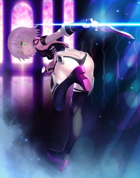 Anime picture 1300x1650 with fate (series) fate/apocrypha jack the ripper (fate/apocrypha) kaina (tsubasakuronikuru) single tall image looking at viewer short hair light erotic standing holding green eyes full body ass white hair indoors looking back :o tattoo lens flare