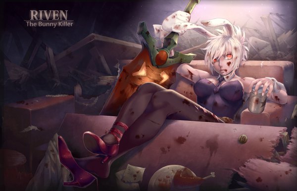 イラスト 3043x1960 と league of legends riven (league of legends) battle bunny riven 小雞 ソロ カメラ目線 highres 短い髪 おっぱい 座る holding 獣耳 cleavage 全身 white hair orange eyes high heels うさみみ character names torn clothes