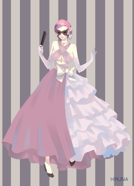 Аниме картинка 900x1246 с оригинальное изображение hiruna454 высокое изображение короткие волосы улыбка стоя голые плечи розовые волосы полосатый полосатый фон девушка платье перчатки украшения для волос бант чокер высокие перчатки оборки подвеска / кулон маска