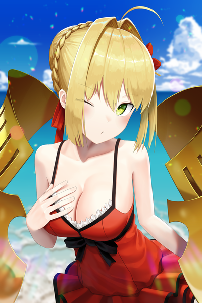 イラスト 2400x3600 と Fateシリーズ fate/grand order nero claudius (fate) (all) ネロ・クラウディウス(水着) sanbe futoshi ソロ 長身像 カメラ目線 赤面 前髪 highres 短い髪 おっぱい light erotic 金髪 hair between eyes 大きな乳房 肩出し 緑の目 payot