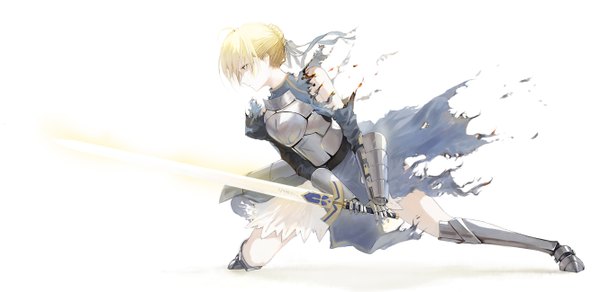 Anime picture 2663x1300 with fate (series) fate/stay night artoria pendragon (all) saber muike single fringe highres short hair simple background blonde hair wide image white background holding full body bent knee (knees) profile puffy sleeves fighting stance glowing weapon