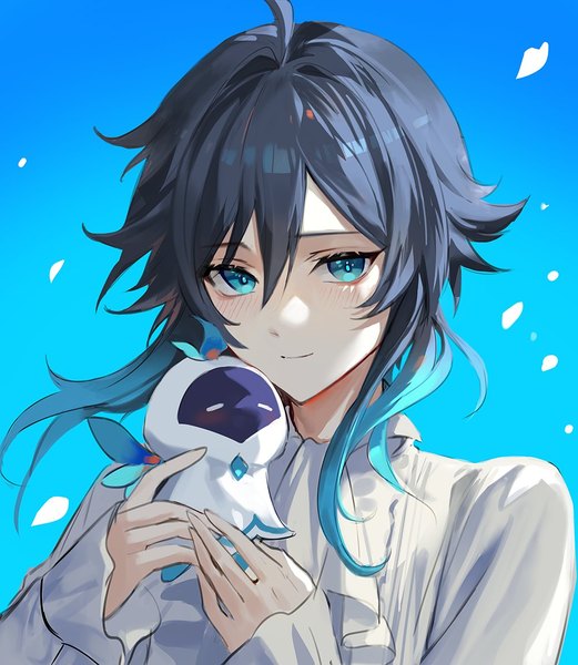 Anime picture 1000x1152 with genshin impact venti (genshin impact) barbatos (genshin impact) ojae (waternaeng) single long hair tall image looking at viewer fringe black hair simple background smile hair between eyes upper body ahoge aqua eyes blue background no hat boy