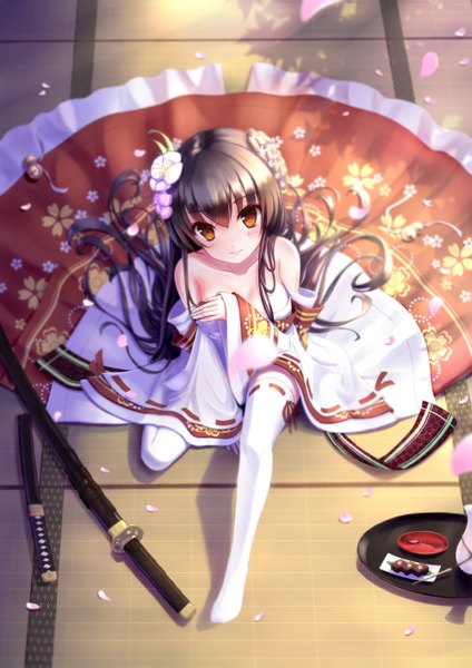 Anime picture 2000x2829 with original baise fangjianta single long hair tall image looking at viewer blush fringe highres light erotic smile brown hair sitting bare shoulders brown eyes bent knee (knees) long sleeves traditional clothes japanese clothes hair flower