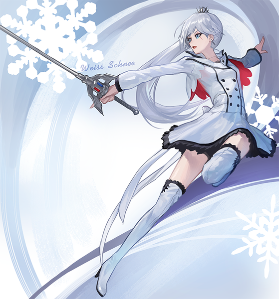 イラスト 800x858 と rwby rooster teeth weiss schnee モ誰 ソロ 長髪 長身像 前髪 開いた口 青い目 looking away 銀髪 女の子 武器 ブーツ 長靴 服 epee