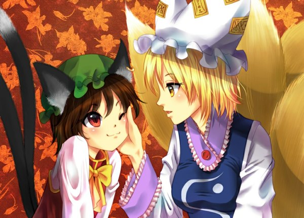 Anime picture 1000x719 with touhou yakumo ran chen nunucco blush short hair black hair blonde hair red eyes multiple girls animal ears yellow eyes one eye closed wink cat ears cat girl cat tail fox ears fox tail fox girl