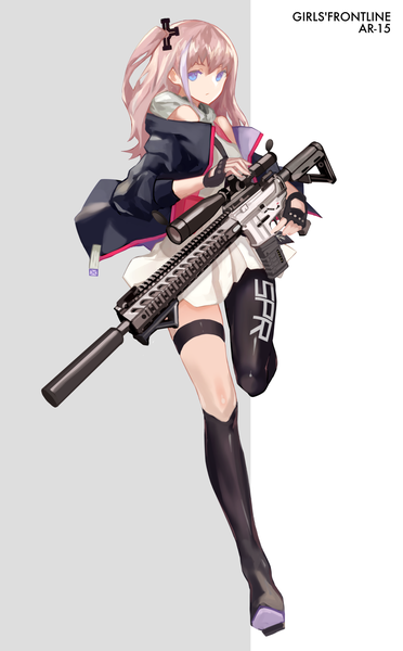 イラスト 1000x1611 と ドールズフロントライン st ar-15 (girls frontline) cancell ソロ 長髪 長身像 カメラ目線 前髪 青い目 simple background hair between eyes 立つ 白背景 紫目 肩出し holding ピンク髪 全身 grey background open jacket