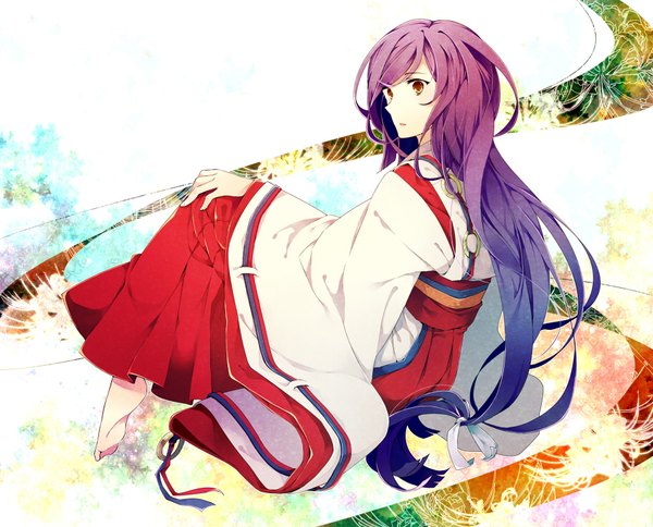 Anime picture 910x735 with tokyo ravens 8bit tsuchimikado natsume tenteko (darasido) single long hair fringe sitting brown eyes looking away purple hair traditional clothes japanese clothes barefoot from behind miko hand on knee girl flower (flowers) higanbana