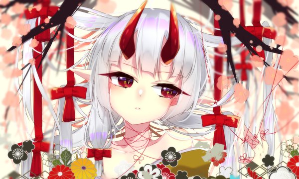 Anime-Bild 2000x1200 mit original motsuni (lxxe1120) single long hair fringe highres red eyes wide image bare shoulders looking away silver hair upper body horn (horns) pointy ears depth of field oni girl ribbon (ribbons) hair ribbon thread