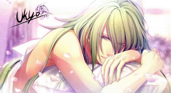 Anime picture 1900x1041 with amnesia idea factory ukyo (amnesia) hanamura mai single long hair looking at viewer fringe highres wide image green eyes lying light smile scan inscription official art boy petals pillow