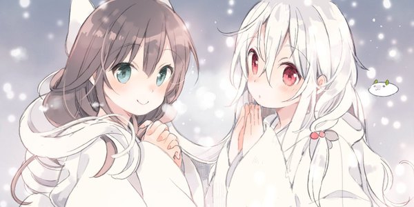 Anime picture 1000x500 with harikamo long hair looking at viewer blush fringe smile hair between eyes red eyes brown hair wide image multiple girls payot white hair braid (braids) aqua eyes single braid snowing winter exhalation hands clasped