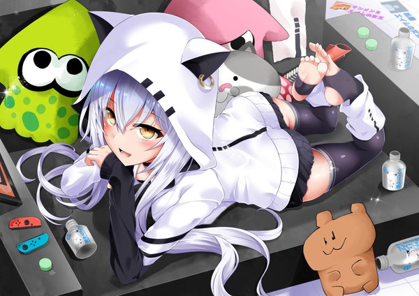 Anime-Bild 999x706 mit splatoon virtual youtuber nintendo azuma lim channel inkling azuma lim shirosuzu single long hair blush fringe open mouth hair between eyes yellow eyes looking away silver hair bent knee (knees) lying from above no shoes