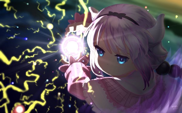 Anime picture 2066x1288 with kobayashi-san chi no maidragon kyoto animation kanna kamui moemaru single fringe highres blue eyes wide image purple hair multicolored hair magic glowing gradient hair fighting stance lightning girl