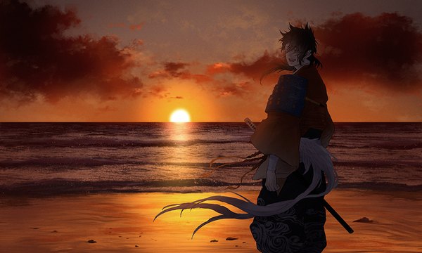 Аниме картинка 1000x600 с танец мечей nitroplus mutsunokami yoshiyuki 1no один (одна) длинные волосы чёлка открытый рот каштановые волосы широкое изображение небо облако (облака) оглядывается ветер пляж вечер счастливый закат горизонт в ножнах