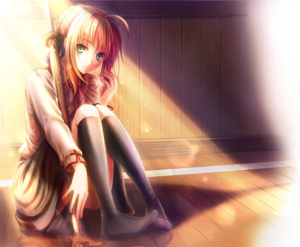 Anime picture 900x741 with fate (series) fate/stay night artoria pendragon (all) saber mitsutani single looking at viewer fringe short hair light erotic blonde hair sitting holding green eyes payot ahoge bent knee (knees) indoors sunlight shadow