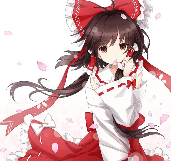Anime picture 1050x991 with touhou hakurei reimu tucana single long hair black hair simple background white background brown eyes miko girl bow hair bow detached sleeves petals