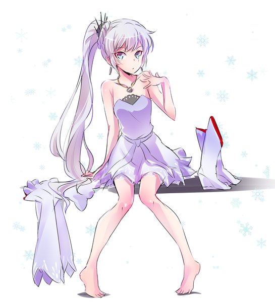 Anime-Bild 4000x4400 mit rwby rooster teeth weiss schnee iesupa single long hair tall image looking at viewer fringe highres blue eyes white background sitting bare shoulders absurdres silver hair barefoot bare legs side ponytail scar