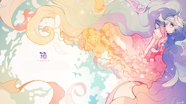 Аниме картинка 1000x562 с вокалоид хацунэ мику souno kazuki (artist) один (одна) голубые глаза широкое изображение лёжа очень длинные волосы разноцветные волосы волосы цвета морской волны двухцветные волосы девушка платье венок