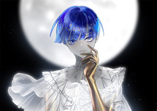 Anime picture 1000x707 with houseki no kuni phosphophyllite phosphophyllite (ll) bloodcat (babacatcat) single looking at viewer fringe short hair signed blue hair upper body blunt bangs head tilt wind heterochromia dated hand on face androgynous spoilers moon