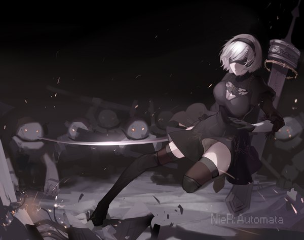 イラスト 1900x1500 と nier nier:automata ヨルハ二号b型 broken (7589468) highres 短い髪 bent knee (knees) white hair 絶対領域 copyright name solo focus 谷間ホール fighting stance center opening blindfold 女の子 ストッキング ドレス 手袋 武器