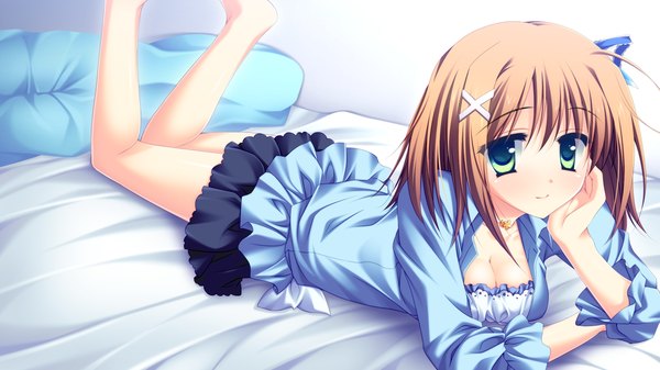Anime picture 1024x576 with strawberry nauts hiwa touko single looking at viewer blush short hair smile brown hair wide image green eyes game cg cleavage lying barefoot legs up girl dress hair ornament ribbon (ribbons) hairclip