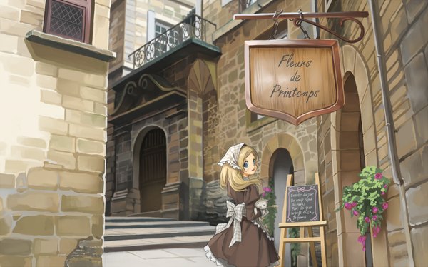 Anime picture 1500x937 with original smoke (flyx21) single long hair blue eyes blonde hair wide image looking back street girl dress plant (plants) animal building (buildings) cat
