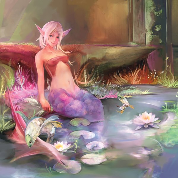 イラスト 2894x2894 と オリジナル asigaru highres 短い髪 青い目 金髪 笑顔 座る 肩出し エルフ耳 女の子 植物 水 魚 mermaid water lily