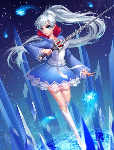 イラスト 1422x1864 と rwby rooster teeth weiss schnee shou ai mianbao ren ソロ 長身像 カメラ目線 前髪 青い目 holding 銀髪 ポニーテール very long hair parted lips magic standing on one leg 女の子 ドレス 武器 剣