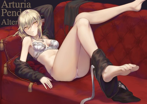 Anime picture 2642x1879 with fate (series) fate/grand order fate/stay night artoria pendragon (all) saber alter mashuu (neko no oyashiro) single looking at viewer blush fringe highres short hair breasts light erotic blonde hair hair between eyes yellow eyes full body bent knee (knees) parted lips