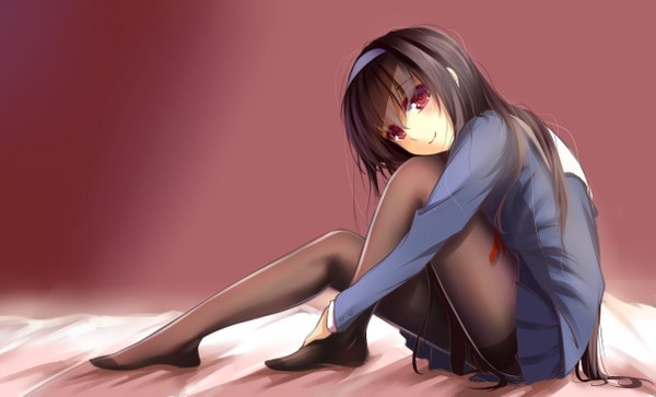 Anime picture 1209x733 with saenai heroine no sodatekata a-1 pictures kasumigaoka utaha qingchen single long hair looking at viewer blush fringe black hair simple background smile wide image sitting full body bent knee (knees) long sleeves pleated skirt leaning no shoes