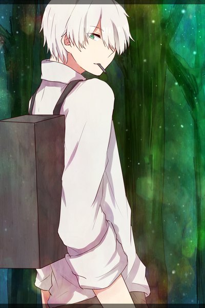 Anime-Bild 666x1000 mit mushishi ginko ringomaru single tall image looking at viewer fringe short hair green eyes white hair hair over one eye smoking twisty sleeves boy plant (plants) shirt tree (trees) white shirt forest backpack