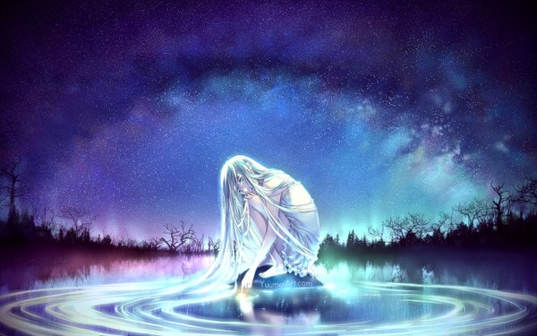Anime picture 1280x800 with original yuumei single looking at viewer blue eyes bare shoulders signed silver hair full body very long hair barefoot night bare legs night sky watermark hand on knee bare tree leg hug ripples girl