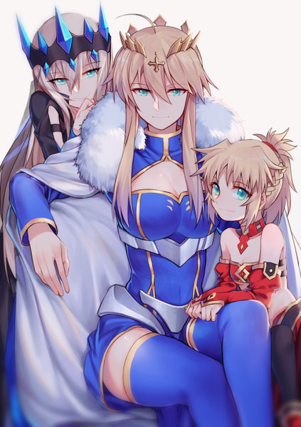 イラスト 1748x2480 と Fateシリーズ fate/grand order fate/apocrypha アルトリア・ペンドラゴン モードレッド(fate) artoria pendragon (lancer) モルガン(fate) 夜kun 長髪 長身像 カメラ目線 前髪 highres 短い髪 simple background 金髪 hair between eyes 白背景 座る 肩出し