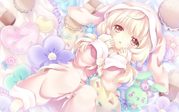 Anime picture 1920x1200 with cafe sourire cuffs (studio) ogiwara kyouko kona (canaria) long hair blush highres blonde hair red eyes wide image loli girl bow food sweets pillow toy stuffed animal pajamas