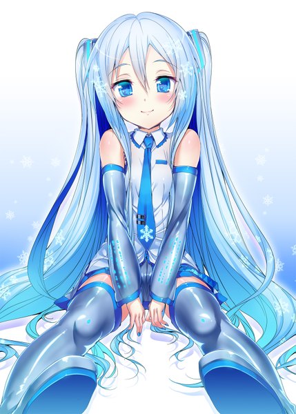 イラスト 1295x1812 と ボーカロイド 初音ミク 雪ミク 雪ミク2010 hisashi (nekoman) ソロ 長髪 長身像 赤面 青い目 simple background 白背景 座る ツインテール 肩出し 青い髪 nail polish 女の子 ストッキング 袖だけ