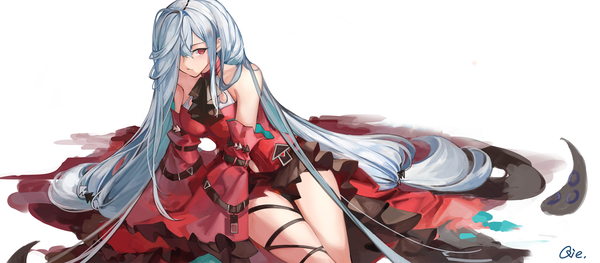 Anime-Bild 2308x1013 mit arknights skadi (arknights) skadi the corrupting heart (arknights) qie single fringe highres simple background red eyes wide image white background twintails signed silver hair very long hair hair over one eye low twintails official alternate costume no hat girl