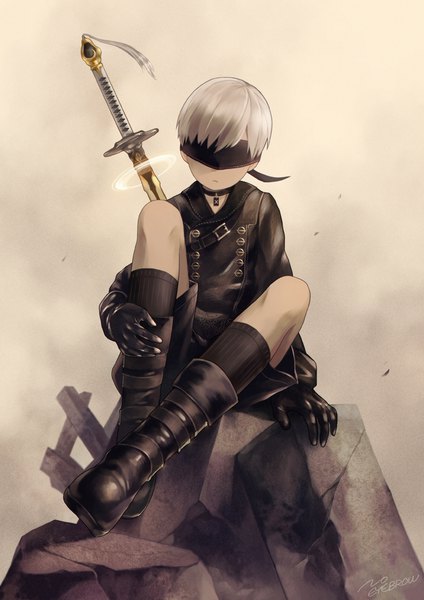 イラスト 707x1000 と nier nier:automata ヨルハ九号s型 noeyebrow ソロ 長身像 前髪 短い髪 simple background 座る signed 銀髪 全身 bent knee (knees) arm support rock blindfold covering eye (eyes) smog 男性