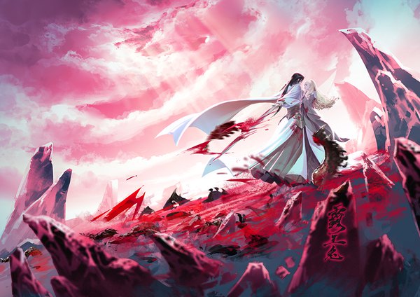 Anime-Bild 1000x707 mit gujian 3 xuan ge ni shang cony (comicsun) long hair black hair blonde hair standing holding sky cloud (clouds) full body traditional clothes wind sunlight dutch angle face to face rock battle bloody clothes