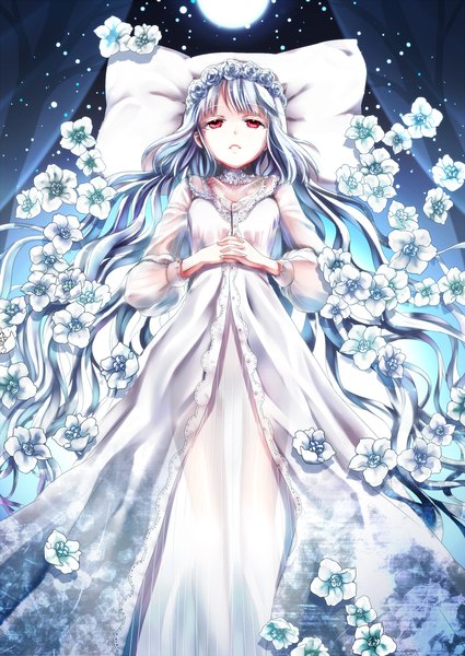 Anime picture 1149x1622 with original cube (maryquant) single tall image fringe red eyes lying very long hair traditional clothes hair flower on back legs wavy hair albino girl dress hair ornament flower (flowers) white dress pillow